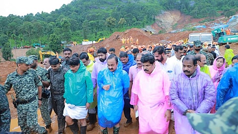 മുഖ്യമന്ത്രി വി.ഡി. സതീശൻ കള്ളാടി ദുരന്തമേഖല സന്ദർശിക്കുന്നു