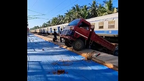Tipper overturns on tracks at Mukkali railway station