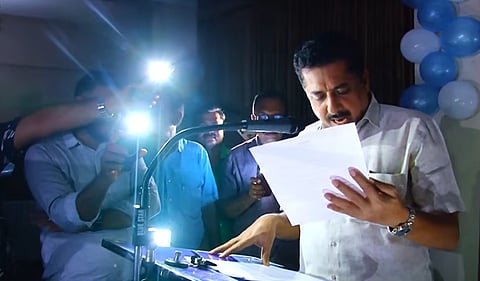 Power Cut Hits Minister's Speech; Finishes Address in Mobile Flashlight