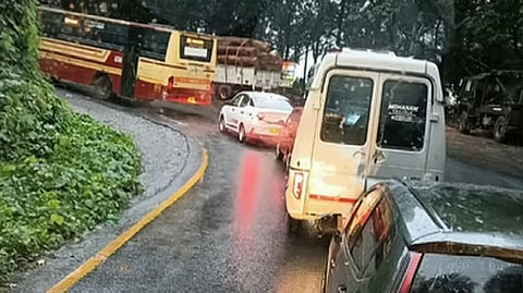Container lorry gets stuck; massive traffic jam on Thamarassery churam