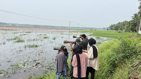 ചെറുമുക്ക്  ആമ്പൽ പാടം  തണ്ണീർ തടങ്ങളിൽ പക്ഷി നിരീക്ഷകരും വിദ്യാർത്ഥികളും സർവ്വേ നടത്തുന്നു.