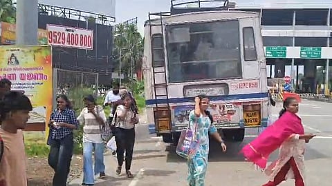 KSRTC Buses Stopped Panniyankara Toll Plaza