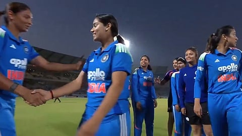 Smriti Mandhana Ignores Harmanpreet Kaur Viral Handshake Snub