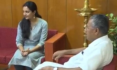 മഞ്ജുവാര്യറെത്തി, ഉദാഹരണം സുജാത കാണണമെന്ന് പറഞ്ഞു: പിണറായി വിജയന്‍