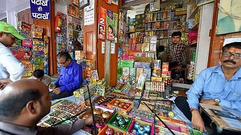 മഹാരാഷ്ട്രയിലും ദീപാവലിക്ക് പടക്കം നിരോധിക്കണം: മുഖ്യമന്ത്രിയുമായി സംസാരിക്കുമെന്ന് പരിസ്ഥിതി മന്ത്രി