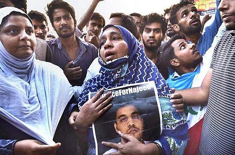 നജീബിന്റെ തിരോധാനം: ഡെല്‍ഹി ഹൈക്കോടതിയ്ക്ക് മുന്നില്‍ പ്രതിഷേധിച്ചവരെ പൊലീസ് കസ്റ്റഡിയിലെടുത്തു