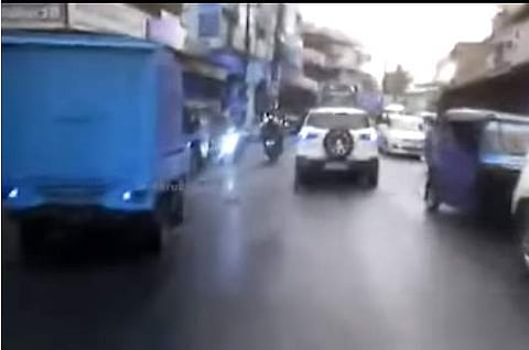ആംബുലന്‍സിന് വഴികൊടുക്കാതെ റോഡില്‍ ക്രൂരത