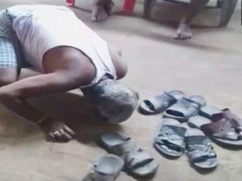 ഗ്രാമത്തലവന്റെ വീട്ടില്‍ വാതില്‍ മുട്ടാതെ കയറിയതിന് വയോധികനെ തറയിലെ തുപ്പല്‍ നക്കിച്ചു