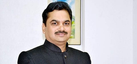 മഹാരാഷ്ട്രാ മന്ത്രി റോഡരികില്‍ മൂത്രമൊഴിച്ചു; അസുഖം മൂലമെന്ന് വിശദീകരണം