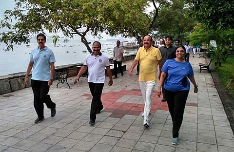 കൊച്ചിയില്‍ സന്ദര്‍ശനത്തിനെത്തിയ ഉപരാഷ്ട്രപതി എം വെങ്കയ്യ നായിഡു മറൈന്‍ ഡ്രൈവില്‍ വ്യായാമം ചെയ്യുന്നു (ട്വിറ്ററില്‍ പങ്കുവച്ച ചിത്രം)