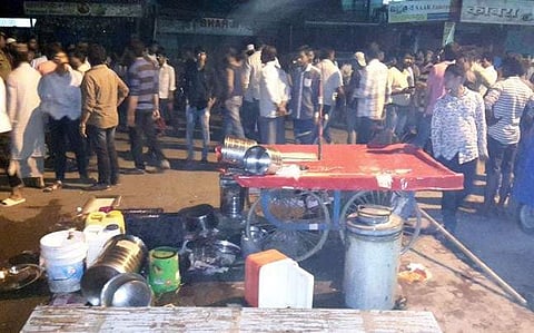 മുംബൈ നഗരത്തെ യുദ്ധഭൂമിയാക്കി മറാത്തി- ഹിന്ദി യുദ്ധം; ഭാഷയുടെ പേരില്‍ വഴിവാണിഭക്കാരും എംഎന്‍എസ് പ്രവര്‍ത്തകരും ഏറ്റുമുട്ടി