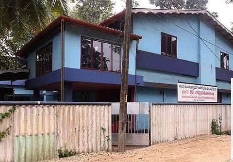 മാതൃക കാട്ടി മന്ത്രി ; നാടിന് വഴിയൊരുക്കാന്‍ മന്ത്രിയും കുടുംബവും വീടൊഴിഞ്ഞു