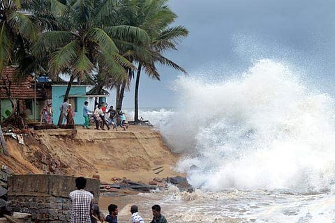 ഓഖി ചുഴലിക്കാറ്റ് കേരള തീരം വിട്ടു; പുന്തുറയില്‍ കാണാതായ മത്സ്യതൊഴിലാളികളുടെ ബന്ധുക്കള്‍ പ്രതിഷേധത്തില്‍