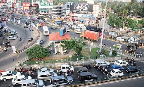 വൈറ്റില മേല്‍പ്പാലം ആരുടെ ആസൂത്രണം? മുഖ്യമന്ത്രിക്ക് ഹരീഷ് വാസുദേവന്റെ തുറന്ന കത്ത്