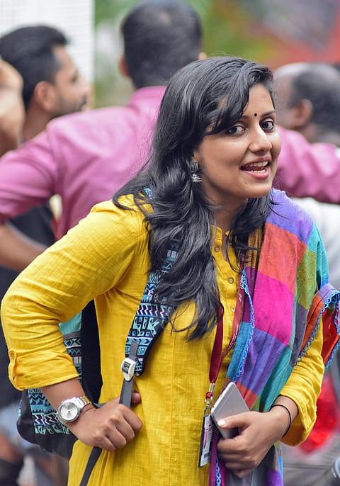 ഐഎഫ്എഫ്‌കെയ്ക്ക് എത്തിയ നടി സരയു മുഖ്യവേദിയായ ടഗോര്‍ തിയറ്ററിനു മുന്നില്‍ / ബിപി ദിപു, എക്‌സ്പ്രസ്‌