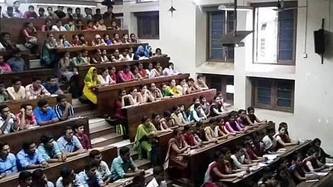 ആണ്‍കുട്ടികളും പെണ്‍കുട്ടികളും ഒരുമിച്ച് ഇരുന്നാല്‍ ഏകാഗ്രത നഷ്ടപ്പെടുമെന്ന് മെഡിക്കല്‍ കോളേജ് അധ്യാപകര്‍; ശൈലജ ടീച്ചര്‍ റിപ്പോര്‍ട്ട് തേടി