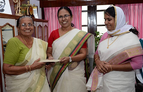 ക്രിസ്തുമസ് ആഘോഷിക്കാന്‍ മക്കള്‍ നല്‍കിയ അരലക്ഷം രൂപ ഓഖി ദുരിതബാധിതര്‍ക്ക് നല്‍കി മാതൃകകാട്ടി ഷീലാമ്മ