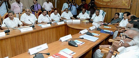 ഓഖി ദുരന്തം: മരിച്ചവരുടെ ആശ്രിതര്‍ക്ക് ജോലി; മുഖ്യമന്ത്രി നാളെ രാജ്‌നാഥ് സിങിനെ കാണും