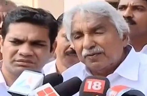 ചെല്ലാനത്ത് കോണ്‍ഗ്രസ് നേതാക്കളെ തടഞ്ഞു; ഉമ്മന്‍ ചാണ്ടിക്കു സമരപ്പന്തലിലേക്കു പ്രവേശനം