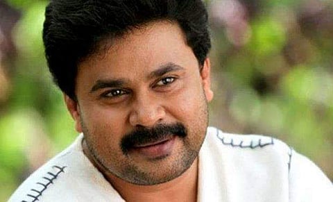 ദീലീപിന്റെ കൈയേറ്റ ഭൂമിയില്‍ സിപിഎം പ്രവര്‍ത്തകര്‍ കൊടി നാട്ടി