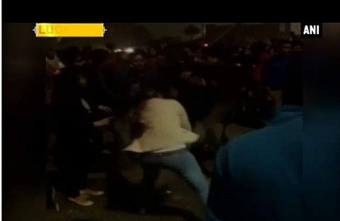 ഈ പെണ്‍കുട്ടി പൂവാലന്മാരെ കൈകാര്യം ചെയ്തത്എങ്ങനെയെന്നു നോക്കൂ (വിഡിയോ)