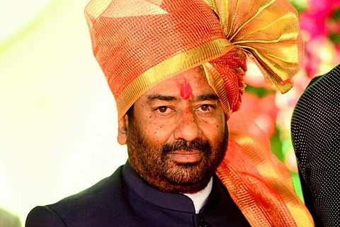 എയര്‍ ഇന്ത്യ ജീവനക്കാരനെ ചെരിപ്പൂരി തല്ലിയ ശിവസേന എംപിക്ക് ടിക്കറ്റ് നല്‍കാതെ വിമാന കമ്പനികള്‍,ഗത്യന്തരമില്ലാതെ ട്രെയിന്‍ കയറി എംപി 