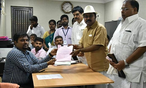 ദിനകരന്‍ ആര്‍കെ നഗറില്‍ നാമനിര്‍ദേശ പത്രിക സമര്‍ക്കുന്നതിന്റെ ഫയല്‍ ചിത്രം