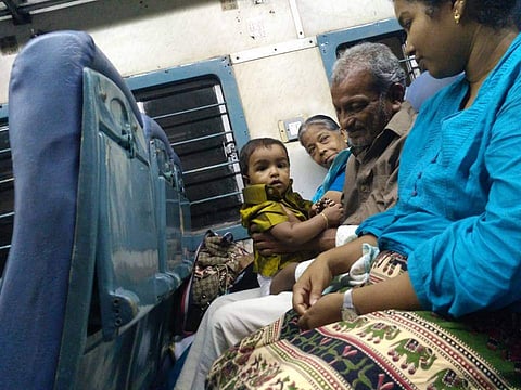 ജസ്റ്റിന്‍ ജോയ് പരോള്‍ ലഭിച്ച് ഭാര്യയോടും മകളോടുമൊപ്പം തിരുവനന്തപുരത്തുനിന്നും ആലപ്പുഴയിലേക്ക് മടങ്ങുന്നു