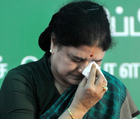 പാര്‍ട്ടി അണികളുടെ താല്‍പര്യത്തിനാണ് മുന്‍ഗണന, എഐഎഡിഎംകെയില്‍ നിന്നും ശശികലയെയും കുടുംബത്തെയും പുറത്താക്കി