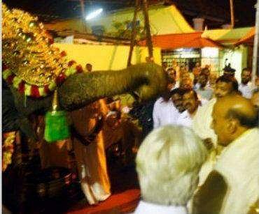 രാജ്‌നാഥ് സിംഗിനെ ആനയെക്കൊണ്ട് ആശിര്‍വദിപ്പിക്കുന്നു