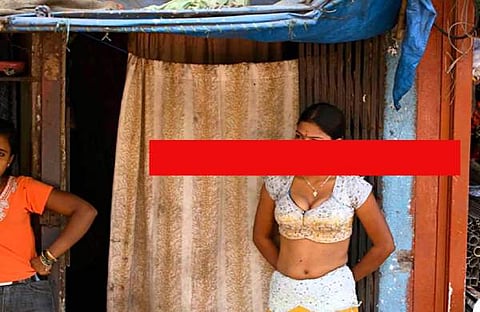 ഇറുകിയ ജമ്പറും കടുംനിറത്തിലുള്ള ഫ്രോക്കും ധരിച്ച് ഇപ്പോള്‍ഇവിടെ നിന്നാരും വിളിക്കുന്നില്ല