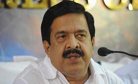 ചോരപുരണ്ട കുപ്പായവുമായി പ്രതിപക്ഷം നിയമസഭയില്‍, സമരങ്ങളോട് മുഖ്യമന്ത്രിക്ക് പുച്ഛമെന്ന് രമേശ് ചെന്നിത്തല