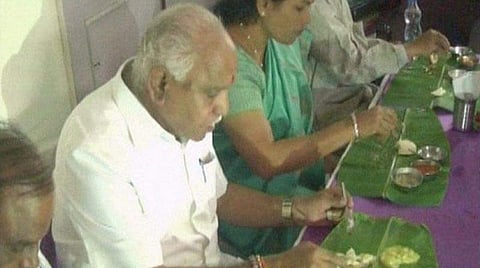 ദളിതരുണ്ടാക്കിയ ഭക്ഷണം കഴിച്ചില്ല; ഹോട്ടലില്‍ നിന്നും ഭക്ഷണം വരുത്തിതായി യെദ്യൂരപ്പയ്‌ക്കെതിരെ ആരോപണം