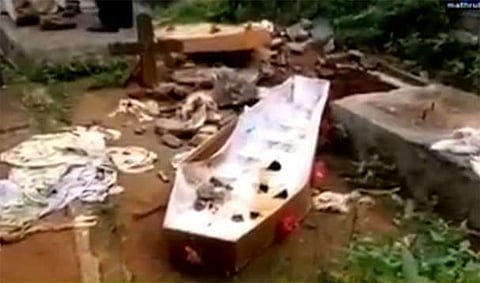 അമ്മയോടൊപ്പം ഇനിയും ജീവിക്കണം; കല്ലറ തുറന്ന് മൃതദേഹമെടുത്തത് മകന്‍
