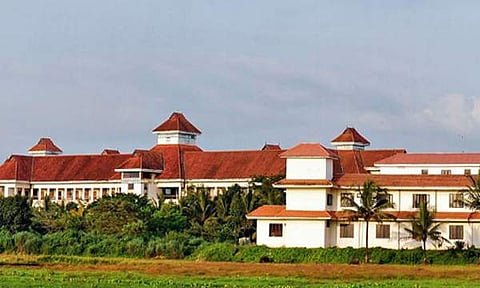 വിദ്യാര്‍ത്ഥിനിയോട് അശ്ലീല സംഭാഷണം: കാലടി സര്‍വ്വകലാശാലയില്‍ അധ്യാപകനെതിരെ അന്വേഷണം