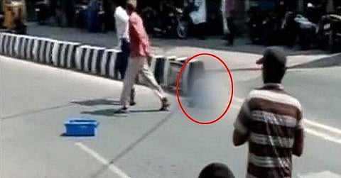 യുവാവിനെ പട്ടാപ്പകല്‍ വെട്ടിനുറുക്കി കൊലപ്പെടുത്തി; ജനം കാഴ്ചക്കാരായി ദൃശ്യങ്ങള്‍ മൊബൈലില്‍ പകര്‍ത്തി
