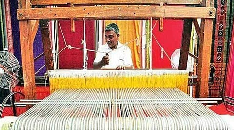 ഇനി ജീന്‍സും പരിസ്ഥിതി സൗഹൃദം; വാഴ നാര് കൊണ്ട് ജീന്‍സ് നെയ്ത് നെയ്ത്തുകാര്‍