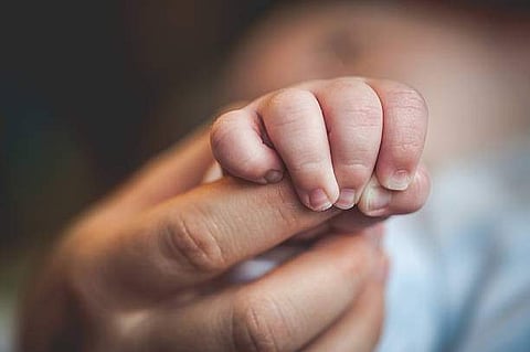 പൗരത്വ പട്ടികയില്‍ പേര് ചേര്‍ക്കാന്‍ ഗര്‍ഭിണിക്ക് ക്യൂവില്‍ നില്‍ക്കേണ്ടിവന്നത് മണിക്കൂറുകള്‍; ഒടുവില്‍ സേവാ കേന്ദ്രത്തിന് മുന്നില്‍ പ്രസവം 