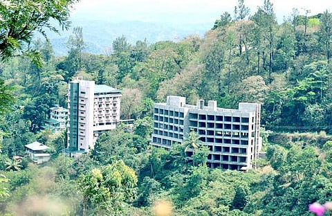 മൂന്നാര്‍ ചിത്തിരപുരത്ത് പണിതുയര്‍ത്തിയിരിക്കുന്ന എട്ടു നില കെട്ടിടം. ഫോട്ടോ: വിന്‍സന്റ് പുളിക്കല്‍