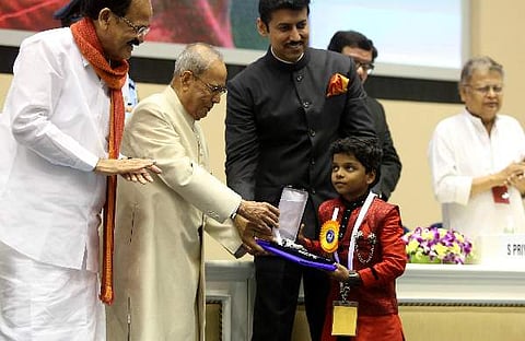 മികച്ച ബാലനടനുള്ള അവാര്‍ഡ് ആദിഷ് പ്രവീണ്‍ ഏറ്റുവാങ്ങുന്നു