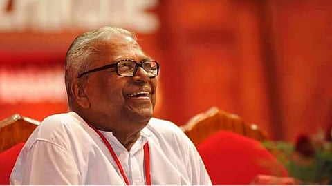 വിഎസിന്റെ ശമ്പളക്കാര്യത്തില്‍ തീരുമാനം; മന്ത്രിമാര്‍ക്ക് തുല്യമായ ശമ്പളം നല്‍കാനുള്ള ഫയലില്‍ മുഖ്യമന്ത്രി ഒപ്പിട്ടു