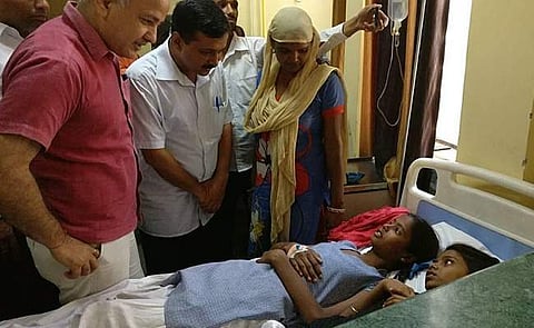 അരവിന്ദ് കെജ്‌രിവാള്‍ ആശുപത്രിയില്‍ വിദ്യാര്‍ഥികളെ സന്ദര്‍ശിക്കുന്നു