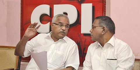 സിപിഐ കാണാത്തതാണോ സ്വന്തം വകുപ്പിലെ പ്ലാന്റേഷന്‍ ഭൂമിയില്‍ ഭൂമാഫിയ കുടിലു കെട്ടുന്നത്?