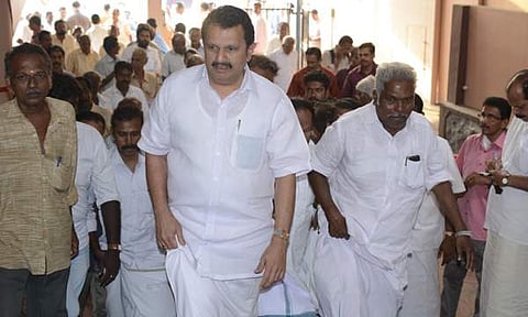 അസീസിനെ പിന്തുണച്ച് മുരളീധരന്‍; ഉമ്മന്‍ ചാണ്ടി പ്രതിപക്ഷ നേതാവാകാന്‍ യോഗ്യന്‍