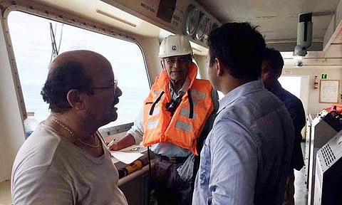 മറൈന്‍ മര്‍ക്കന്റൈല്‍ ഉദ്യോഗസ്ഥര്‍ കപ്പലില്‍ പരിശോധന നടത്തുന്നു