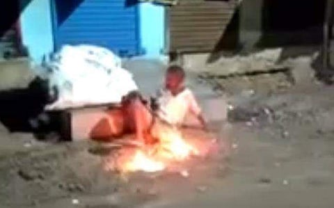 ഇങ്ങനെയും ക്രൂരതയോ? തെരുവില്‍ കിടക്കുന്നയാളുടെ സ്വകാര്യ ഭാഗത്ത് തീവെച്ചു; മദ്യപിച്ചെന്ന് പറഞ്ഞു തലയൂരാന്‍ ശ്രമിച്ച് പ്രതികള്‍-വീഡിയോ