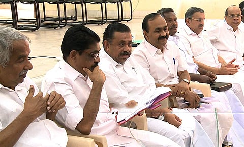 വിഴിഞ്ഞം:  പാര്‍ട്ടിയില്‍ ചര്‍ച്ച ചെയ്തില്ലെന്ന് സുധീരന്‍, സുധീരന്റെ വീഴ്ചയെന്ന് മുരളീധരന്‍