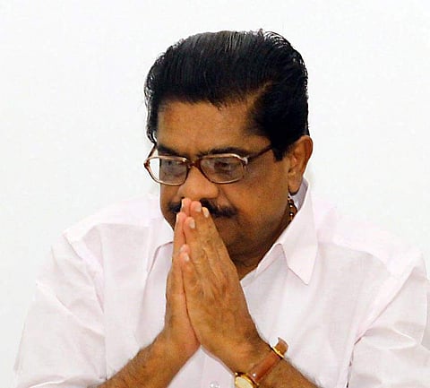 വീടിനുള്ളില്‍ മുട്ടൊപ്പം വെള്ളം; വി എം സുധീരനെ ബോട്ടില്‍ ഗസ്റ്റ്ഹൗസിലേക്ക് മാറ്റി