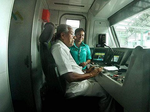 മെട്രോ സമയബന്ധിതമായി പൂര്‍ത്തിയാക്കിയ തൊഴിലാളിളെയും ഉദ്യോഗസ്ഥരെയും അഭിനന്ദിച്ച് മുഖ്യമന്ത്രി