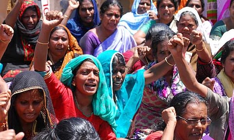 സമരച്ചൂട് തണുക്കാതെ പുതുവൈപ്പ്; ഞാറയ്ക്കല്‍ പൊലീസ് സ്റ്റേഷന് മുന്നില്‍ സമരവുമായി നാട്ടുകാര്‍, ഹര്‍ത്താല്‍ ആരംഭിച്ചു